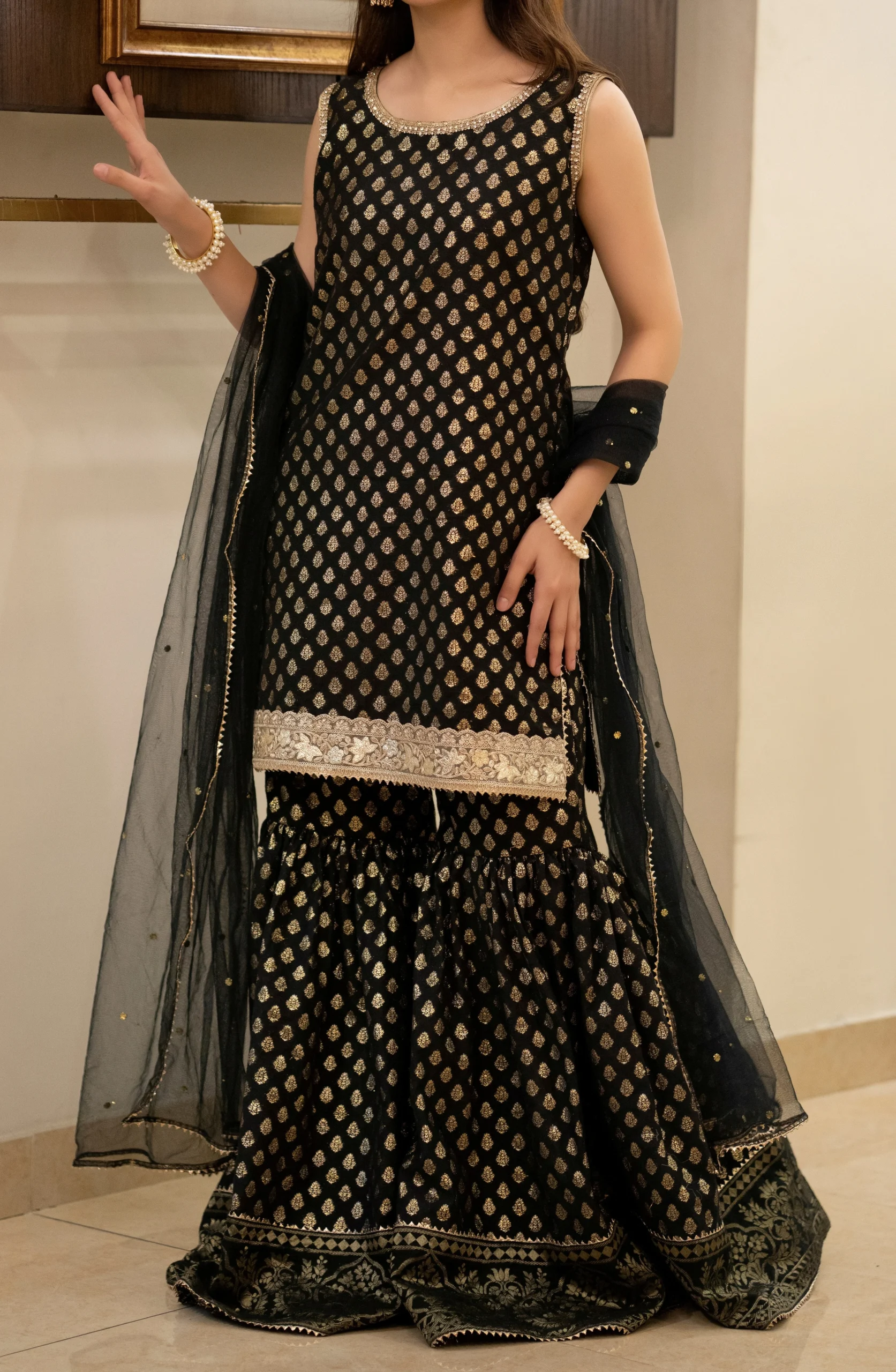 Aura Pakistani women fashion